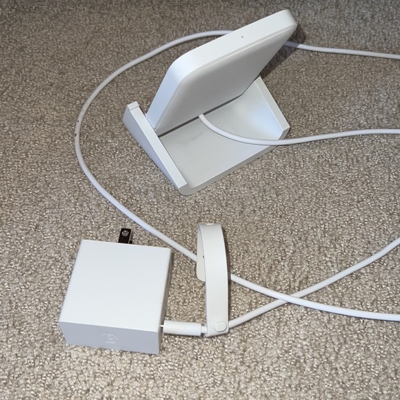 LOGITECH POWERED WIRELESS CHARGING STAND - Picture 2 of 2